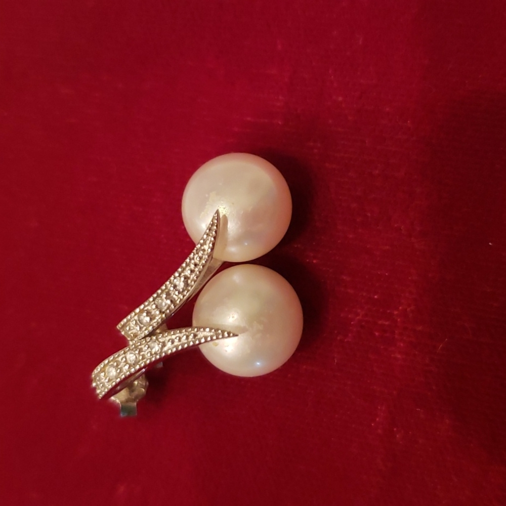 Pearl earrings with diamond chips.
